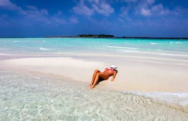 Attraktive Frau im Bikini auf einer Sandbank