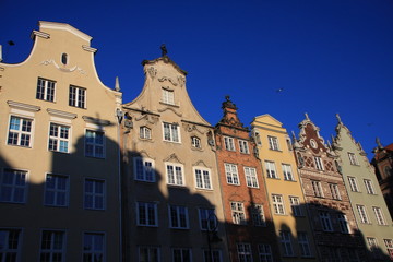 Fototapeta na wymiar façades typiques sur la place du marché Gdansk