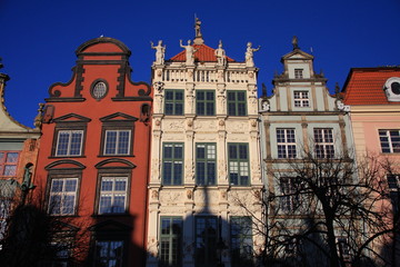 Fototapeta na wymiar vieilles maisons au long marché de Gdansk