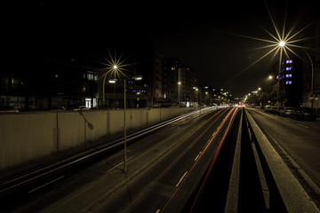 Fototapeta na wymiar Befahrene Berliner Straße bei Nacht