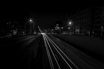  Befahrene Berliner Straße bei Nacht (schwarzweiß)