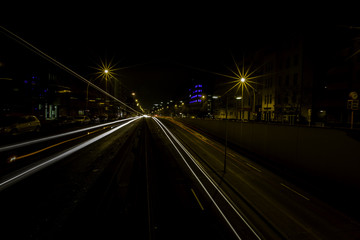 Befahrene Berliner Straße bei Nacht