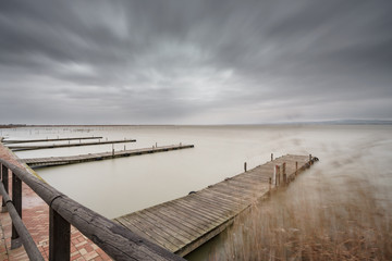 Obraz premium Storm over Albufera with piers in perspective, Valencia
