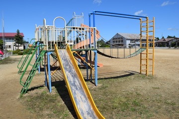 小学校の校庭に設置された遊具