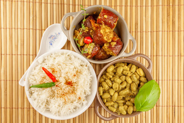 plats créoles réunionnais; riz blanc, grains, rougail saucisses fumées pimentées 