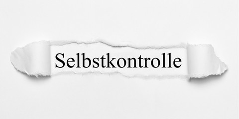 Selbstkontrolle auf weißen gerissenen Papier