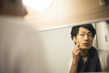 洗顔・スキンケアをする日本人男性