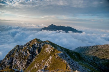 Fototapeta premium Dawn in the mountains with fog