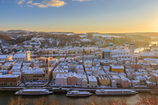 Letzte Sonnenstrahlen über dem verschneiten Passau
