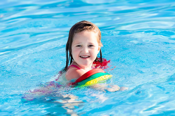 Fototapeta na wymiar Little child in swimming pool
