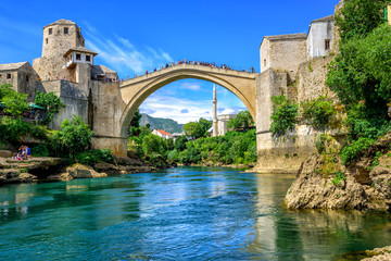 Oude brug en moskee in de oude binnenstad van Mostar, Bosnië