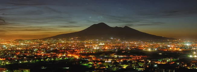 Papier Peint photo Naples Naples, Campanie, Italie. Vue sur la baie de nuit et le volcan Vésuve en arrière-plan