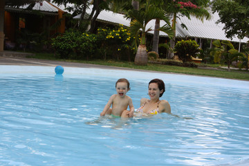 Mutter und Tochter in einem Pool