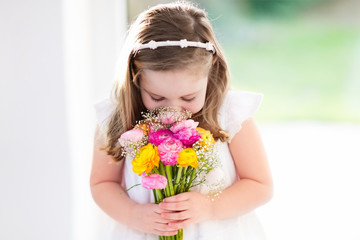 Obraz na płótnie Canvas Little girl with flower bouquet