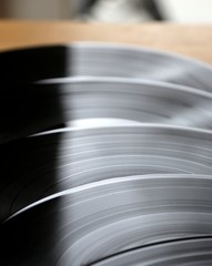 LP Vinyl Schallplatten in Anordnung auf Tisch