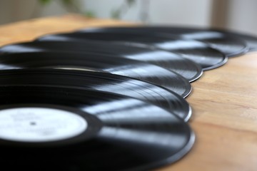 LP Vinyl Schallplatten in Anordnung auf Tisch