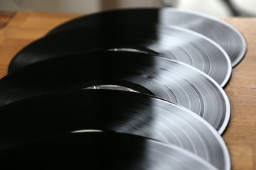 LP Vinyl Schallplatten in Anordnung auf Tisch