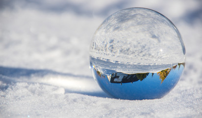 Schneekugel, Glaskugel im Schnee mit Winterlandschaft