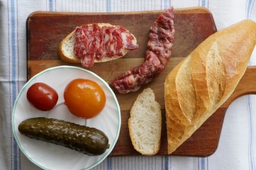 Сыровяленная колбаса