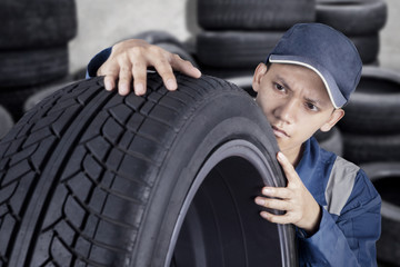 Obraz na płótnie Canvas Professional mechanic checking tyre