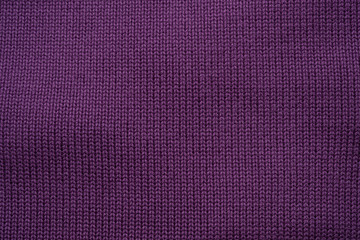 Lila gestrickte Wolle als Detail