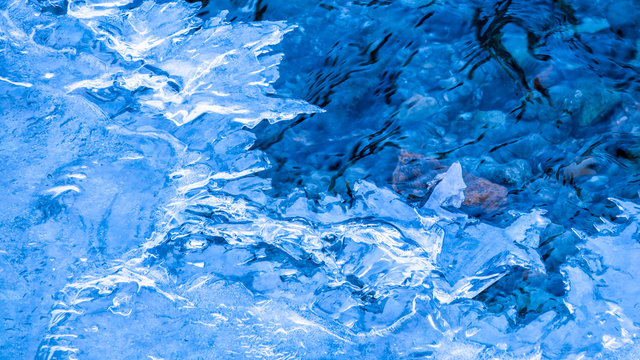 Eiskaltes klares Wasser