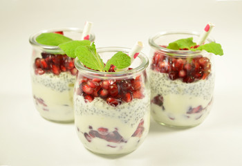 Deser z chija i granatami  © felicytka