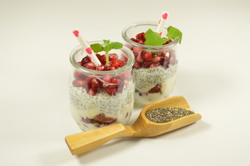 Deser z chija i granatami  © felicytka