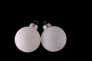 twee witte kerstballen