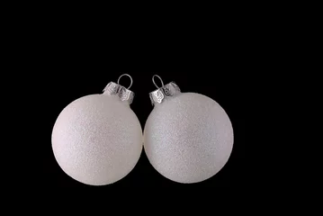 Tapeten twee witte kerstballen © Hennie36
