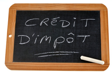 Obraz premium Crédit d'impôt écrit sur une ardoise 