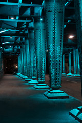 Brücken Metallpfeiler in der Nacht