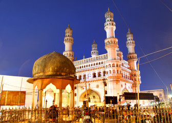 Obraz premium HYDERABAD,INDIA -AUGUST 29: Charminar in Hyderabad on August 29,2012, Is listed among the most recognized structures in India, Built in 1591. 