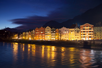 Obraz premium Night cityscape with river in the Innsbruck city