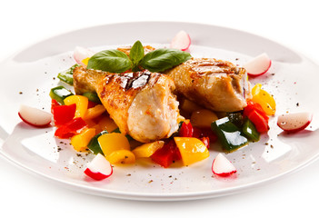 Grilled chicken drumsticks and vegetables