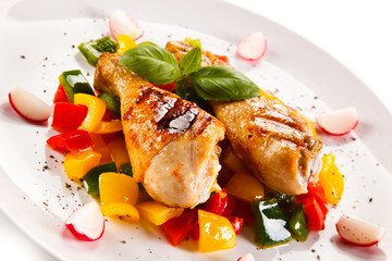 Grilled chicken drumsticks and vegetables