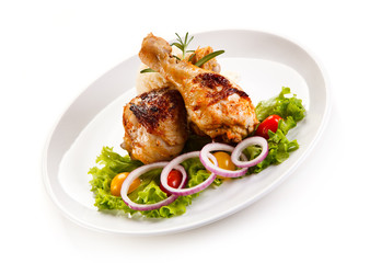 Grilled chicken drumsticks and vegetables