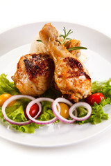 Grilled chicken drumsticks and vegetables