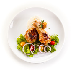 Grilled chicken drumsticks and vegetables