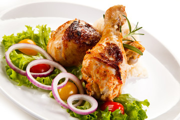 Grilled chicken drumsticks and vegetables