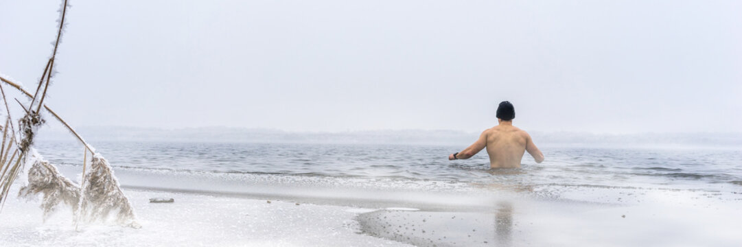 Panorama eines jungen Mannes beim Eisbaden