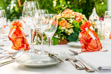 Festlich gedeckte Tafel mit Gastgeschenken