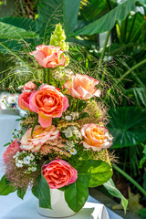 Blumendekoration für einen festlichen Anlass