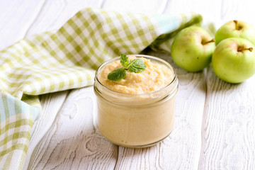 A bowl af apple sauce with cinnamon