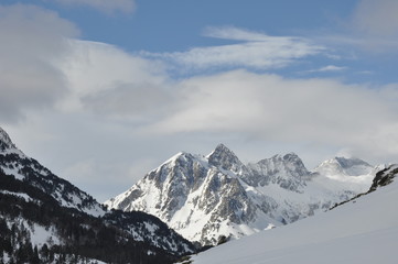 Fototapeta na wymiar Picos nevados