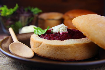 свекольный крем суп с домашним творогом в свежей булке