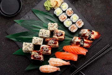 Tragetasche Japanische Küche. Sushi auf einer Steinplatte und dunklem Betonhintergrund © z10e