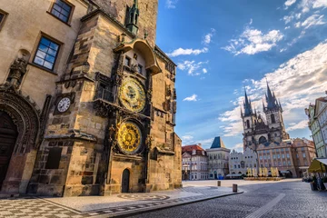 Foto op Aluminium Oude stadsplein van Praag en astronomische klokkentoren, Praag, Cze © Noppasinw