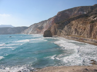 Fototapeta na wymiar Spiaggia di Firiplaka nell' isola dei colori a Milo nelle Cicladi in Grecia.