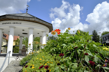 Bad Lippspringe mit Arminius Quelle im Sommer